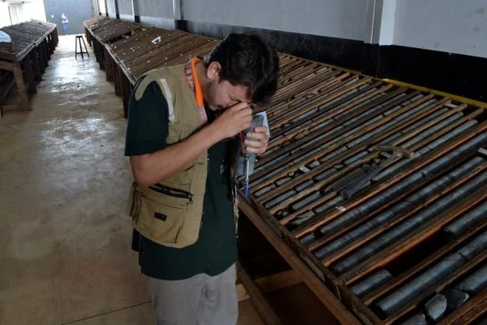 Pesquisa geológica e tecnológica em mineração